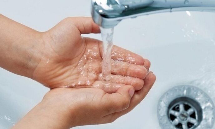 Lavarse las manos como prevención de la infestación de parásitos. 