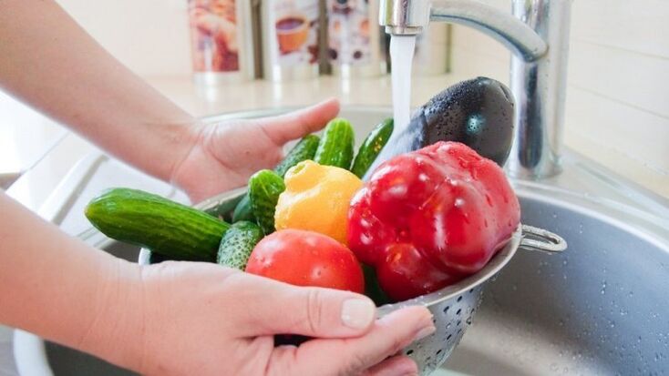 lavar verduras y frutas como medida preventiva contra los parásitos